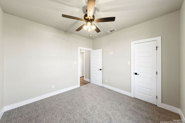 124 E Magnolia Cir, La Vernia, TX 78121