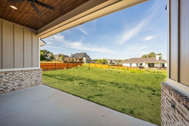 124 E Magnolia Cir, La Vernia, TX 78121