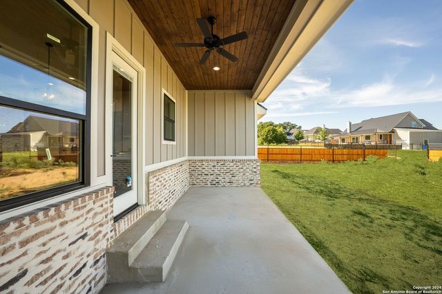 124 E Magnolia Cir, La Vernia, TX 78121