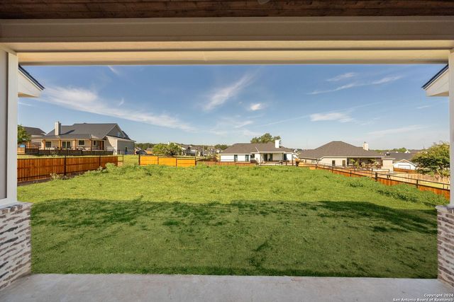 124 E Magnolia Cir, La Vernia, TX 78121