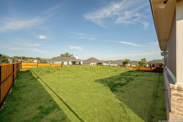 124 E Magnolia Cir, La Vernia, TX 78121