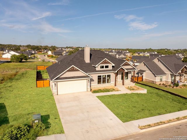 124 E Magnolia Cir, La Vernia, TX 78121