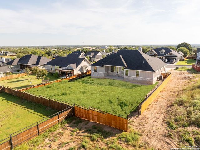 124 E Magnolia Cir, La Vernia, TX 78121