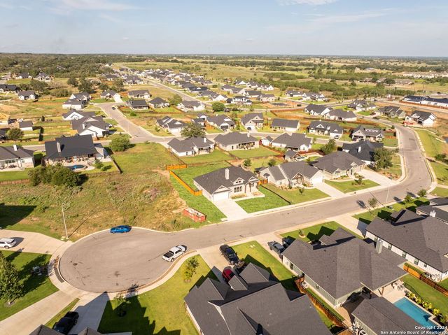 124 E Magnolia Cir, La Vernia, TX 78121