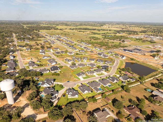 124 E Magnolia Cir, La Vernia, TX 78121