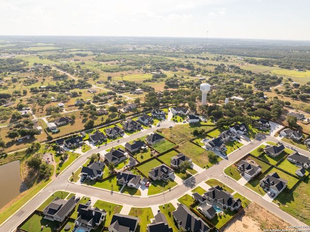 124 E Magnolia Cir, La Vernia, TX 78121