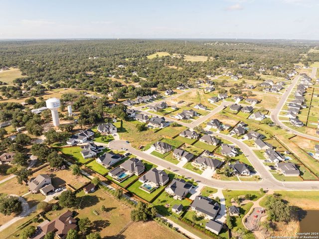 124 E Magnolia Cir, La Vernia, TX 78121