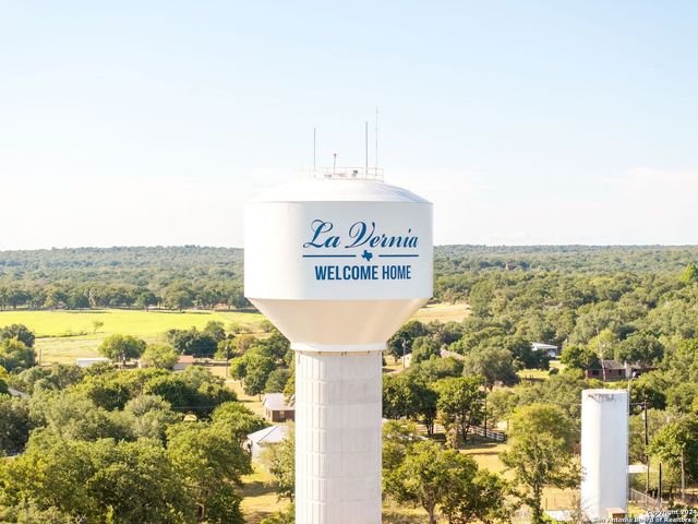 124 E Magnolia Cir, La Vernia, TX 78121