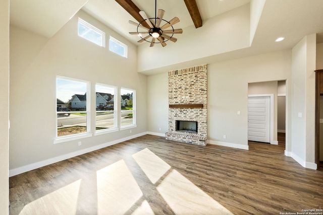 124 E Magnolia Cir, La Vernia, TX 78121
