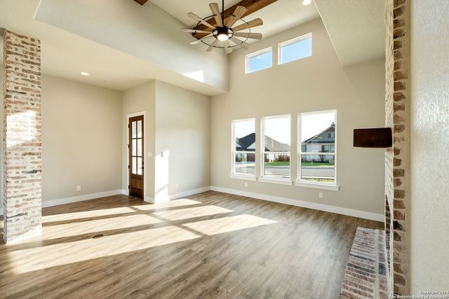 124 E Magnolia Cir, La Vernia, TX 78121