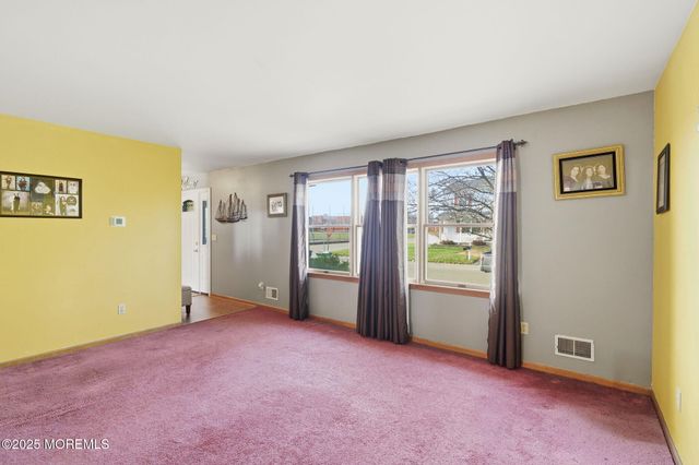 1553 Windward Avenue, Beachwood, NJ 08722