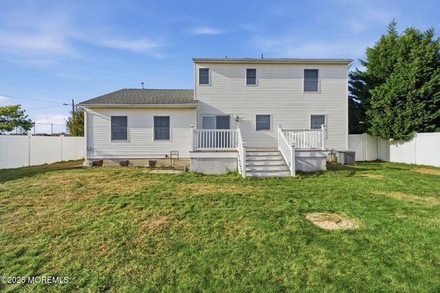 1553 Windward Avenue, Beachwood, NJ 08722