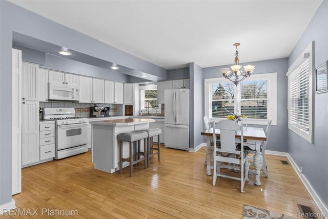 315 S West Street, Fenton, MI 48430