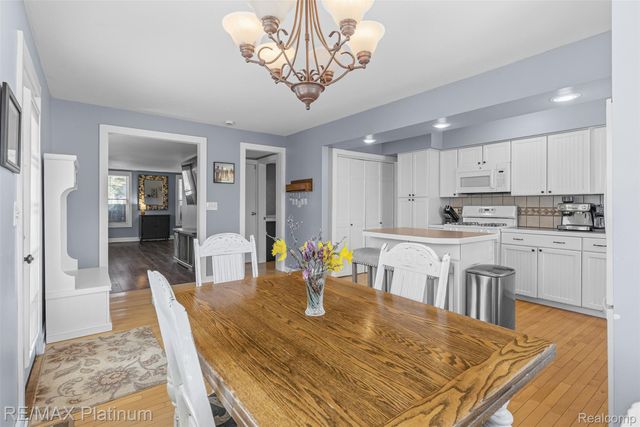 315 S West Street, Fenton, MI 48430