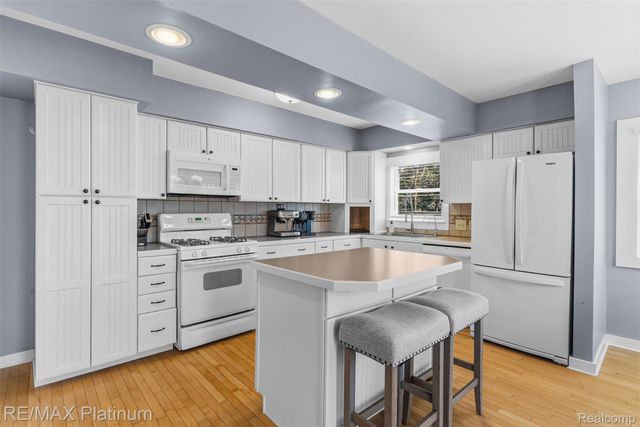 315 S West Street, Fenton, MI 48430