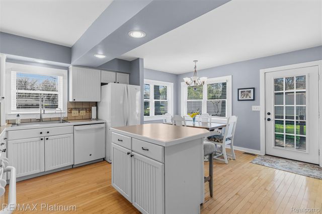 315 S West Street, Fenton, MI 48430