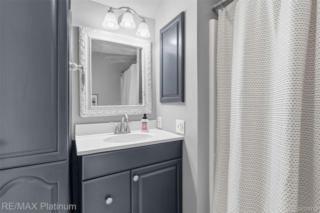 315 S West Street, Fenton, MI 48430
