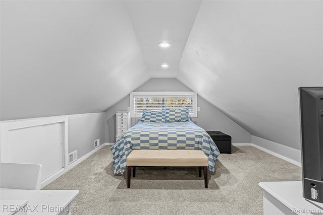 315 S West Street, Fenton, MI 48430