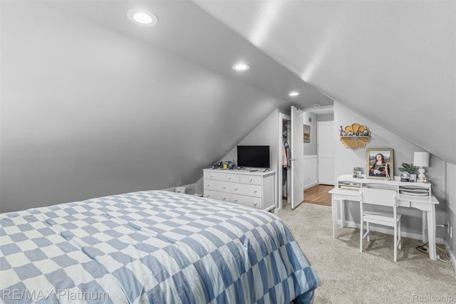 315 S West Street, Fenton, MI 48430
