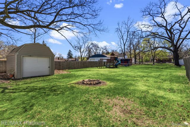 315 S West Street, Fenton, MI 48430