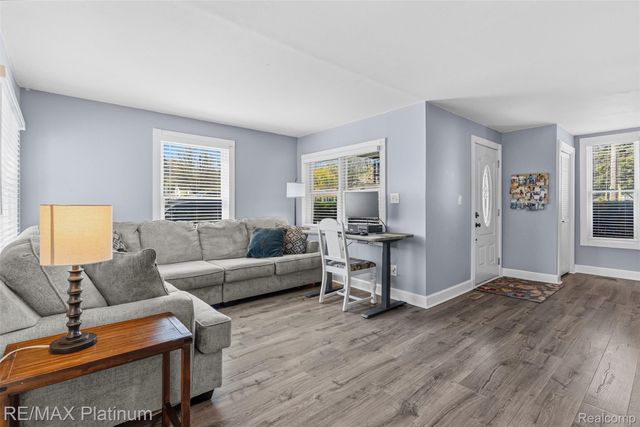 315 S West Street, Fenton, MI 48430