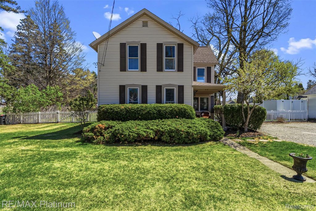 315 S West Street, Fenton, MI 48430