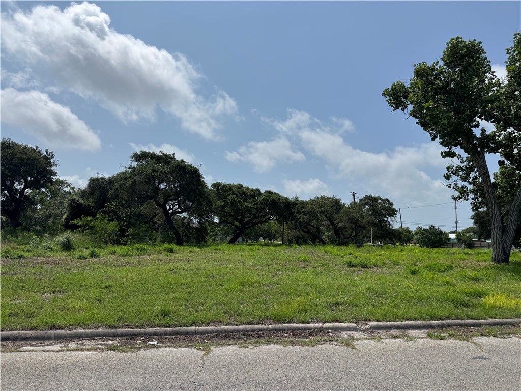 605 N McCampbell St, Aransas Pass, TX 78336 — exterior