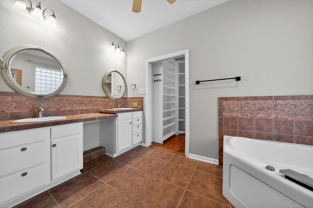 260 Hoof Beat Trail, Kerrville, TX 78028