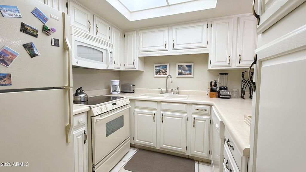 10330 W Thunderbird Boulevard B203, Sun City, AZ 85351 — photo 3
