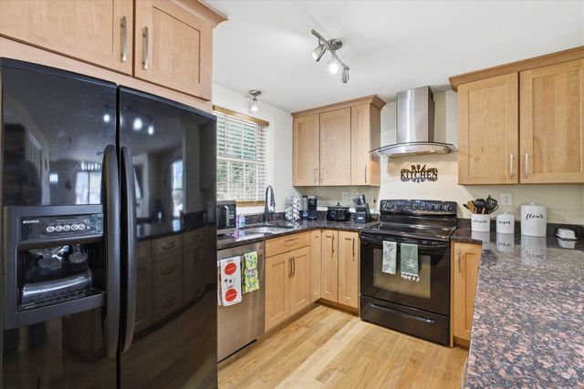 16 Kearns Drive, Merrimack, NH 03054