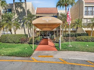 220 Lakeview Drive 210, Weston, FL 33326