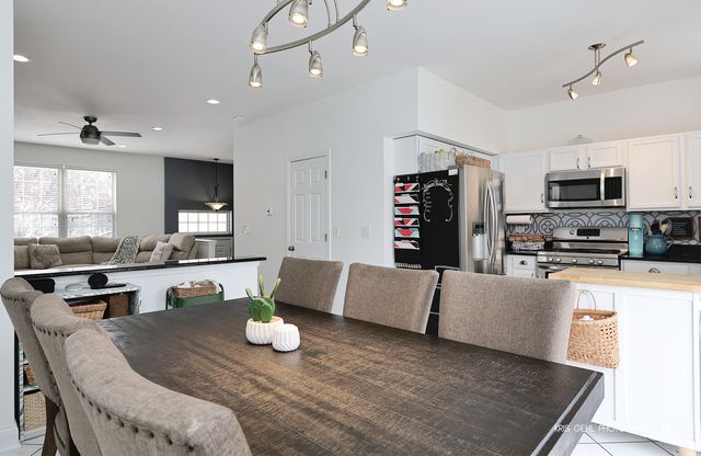 1493 Saint James Court, Gurnee, IL 60031