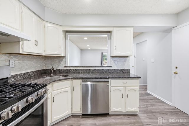 1 Lily Court, Edison, NJ 08820