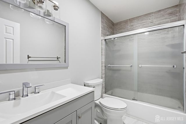 1 Lily Court, Edison, NJ 08820