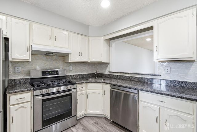 1 Lily Court, Edison, NJ 08820