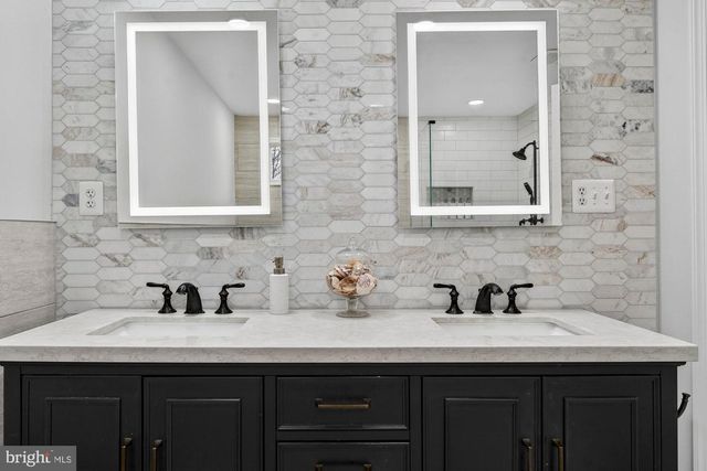 15197 WETHERBURN DR, Centreville, VA 20120