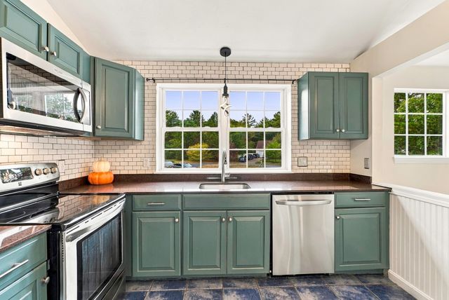 8 Thompson Cir, Plymouth, MA 02360