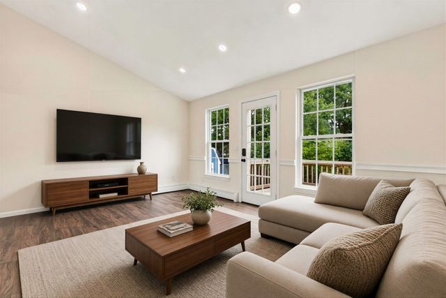 8 Thompson Cir, Plymouth, MA 02360