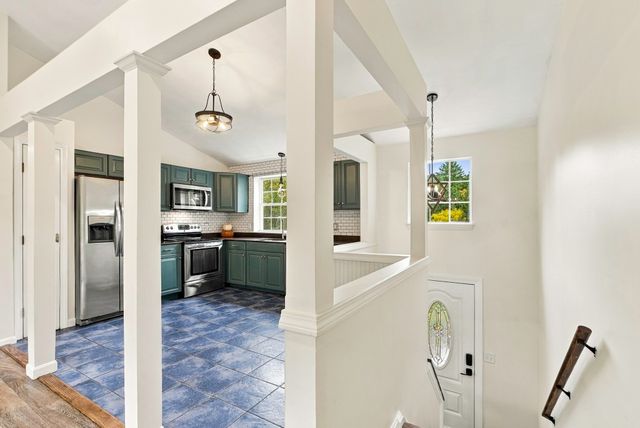8 Thompson Cir, Plymouth, MA 02360