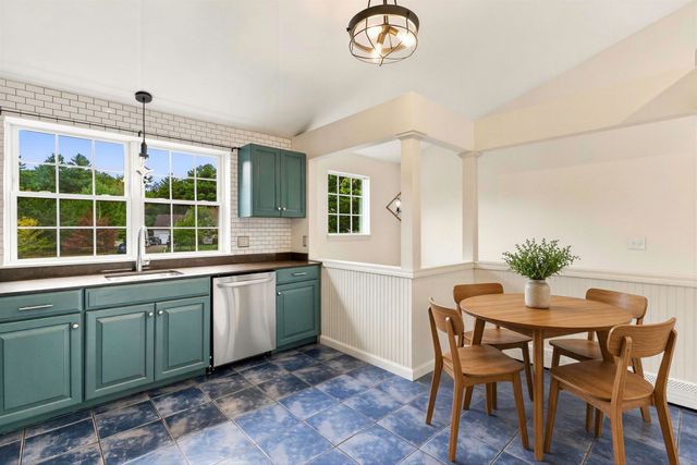 8 Thompson Cir, Plymouth, MA 02360