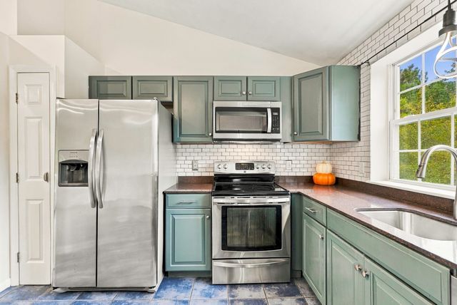 8 Thompson Cir, Plymouth, MA 02360