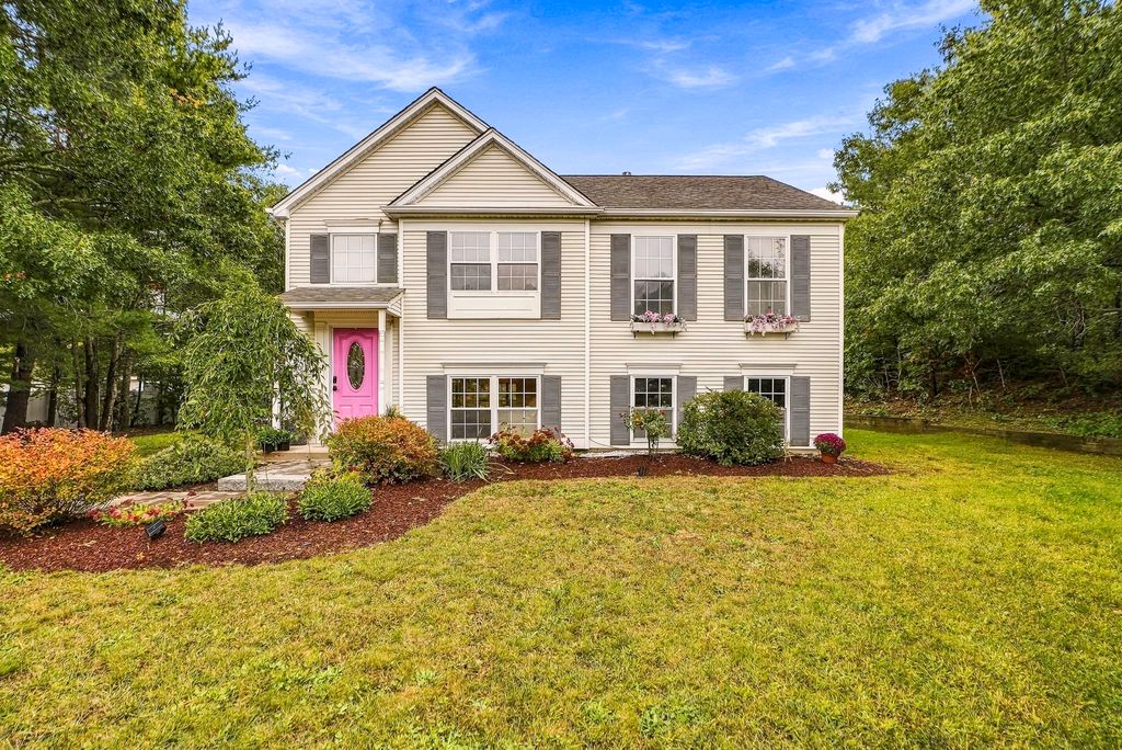 8 Thompson Cir, Plymouth, MA 02360
