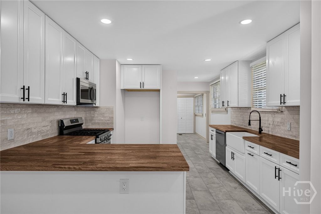 Image 11 of property listing at 631 W 45th Street, Savannah, GA 31405