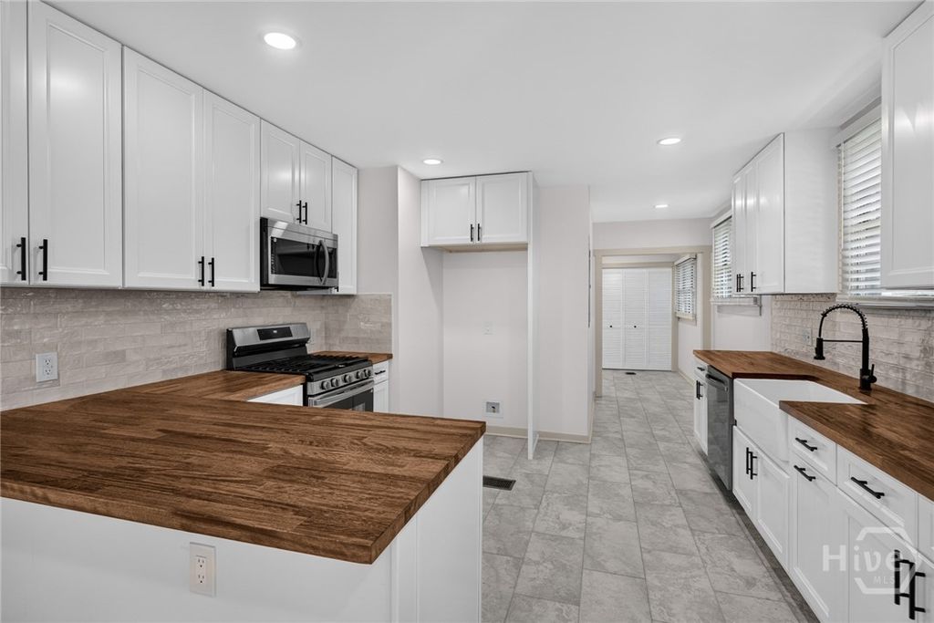 Image 12 of property listing at 631 W 45th Street, Savannah, GA 31405