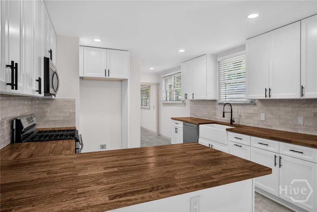 Image 13 of property listing at 631 W 45th Street, Savannah, GA 31405