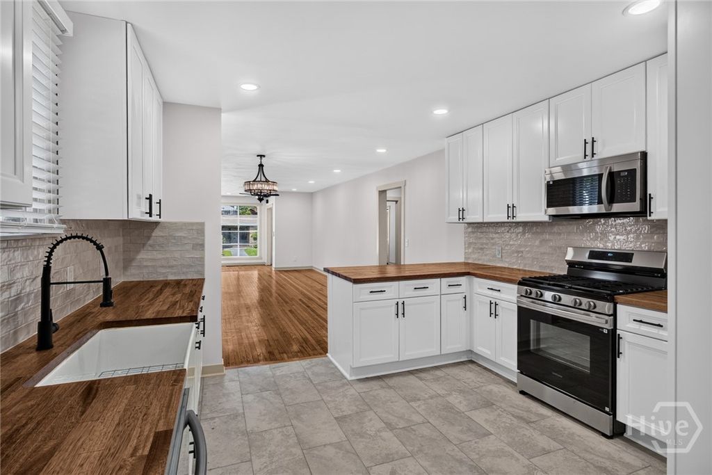 Image 14 of property listing at 631 W 45th Street, Savannah, GA 31405