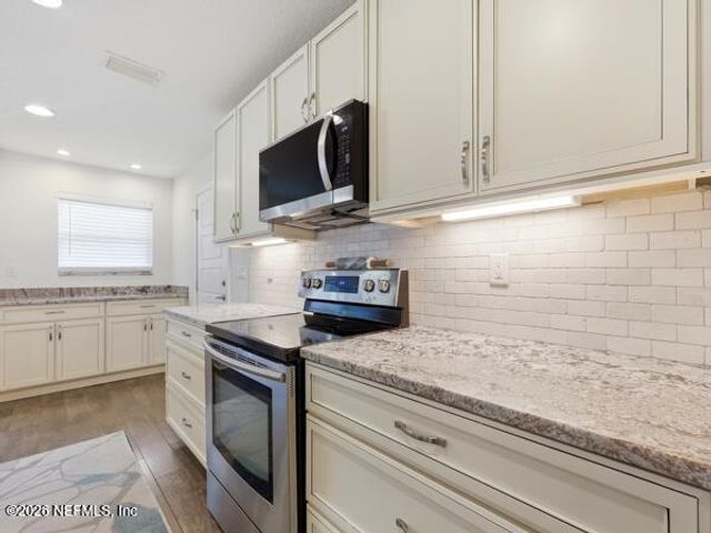 17 OAKS Drive, Jacksonville Beach, FL 32250