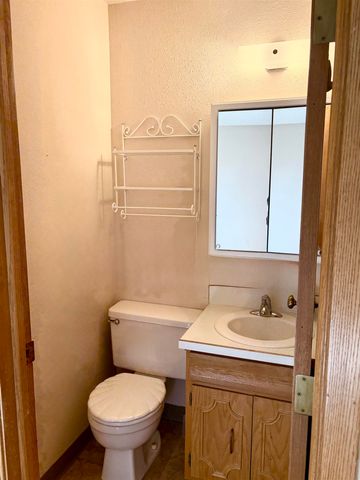1705 NW 7th St, Minot, ND 58703