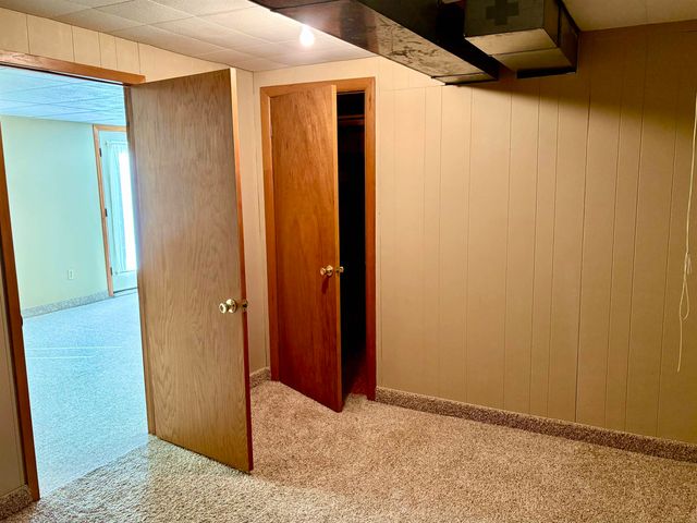 1705 NW 7th St, Minot, ND 58703