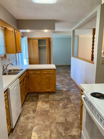 1705 NW 7th St, Minot, ND 58703